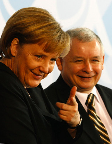 Lächeln hilft nicht immer: Merkel und Kaczynski am Montag in Ber...