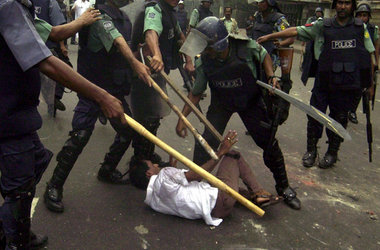 Brutaler Polizeieinsatz gegen die Straßenproteste in Dhaka