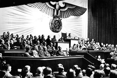 Hitler w&auml;hrend seiner Rede zur Kriegserkl&auml;rung an die ...