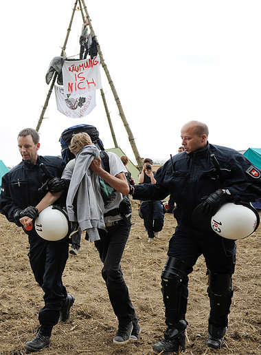 Polizisten führen einen demonstrierenden Tierschützer ab (12. Au...