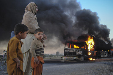 Ein in Brand gesetzter Tankwagen am Montag in Balutschistan Ein in Brand gesetzter Tankwagen am Montag in Balutschistan