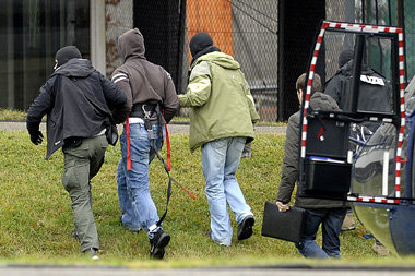 Festnahme mit Ansage: Matthias Dienelt auf dem Weg zum Untersuch... Festnahme mit Ansage: Matthias Dienelt auf dem Weg zum Untersuch...