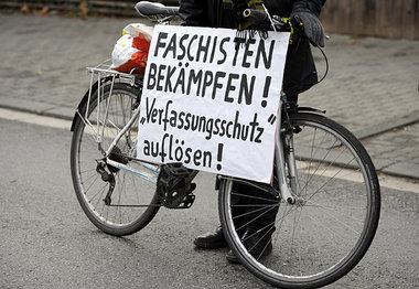Forderung am Rande einer &raquo;Menschenkette gegen Rechtsextrem...