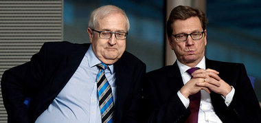 FDP-Fraktionschef Br&uuml;derle verteidigt Kanzlerin Merkel. Au&...