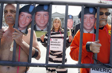 Freiheit f&uuml;r Bradley Manning &ndash; Protest vor dem Wei&sz...