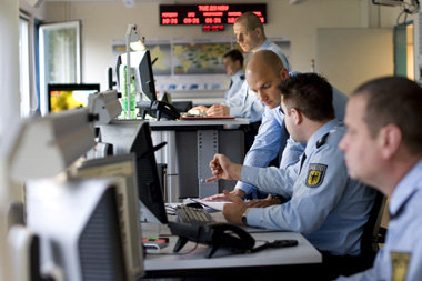 Beamte der Bundespolizei in deren Leitstelle in Potsdam, Novembe...