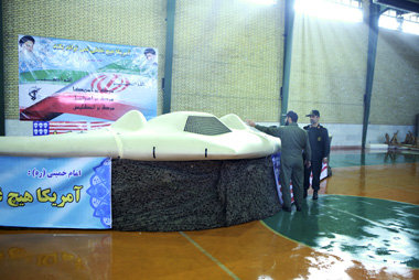Von wegen Attrappe aus Holz: Irans Armee stellt US-Drohne mit Ta...