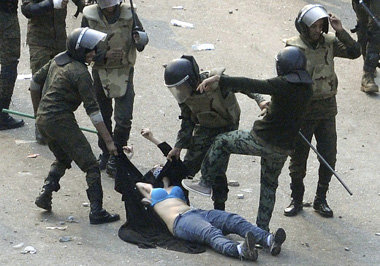 Milit&auml;rpolizisten treten am Samstag am Tahrir-Platz von Kai...
