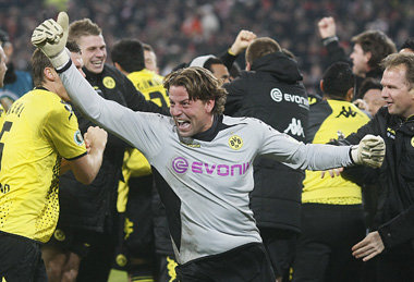 Der Held des Wunders von »D-Dorf«: Roman Weidenfelle... Der Held des Wunders von »D-Dorf«: Roman Weidenfelle...
