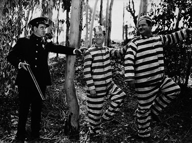 Stan und Ollie fragen einen Polizisten nach dem Weg in die Freih... Stan und Ollie fragen einen Polizisten nach dem Weg in die Freih...