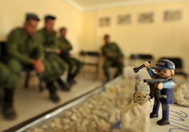 Afghanische Polizisten in Kabul bei der Schulung durch deutsche ... Afghanische Polizisten in Kabul bei der Schulung durch deutsche ...