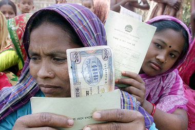 Distrikt Lalmonirhat im Norden Bangladeshs: Dorfbewohnerinnen st...