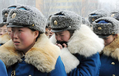 Verkehrspolizistinnen in Pjöngjang trauern um Kim Jong-Il Verkehrspolizistinnen in Pjöngjang trauern um Kim Jong-Il