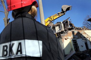 Eine Mitarbeiterin des Bundeskriminalamts begutachtet Abriß... Eine Mitarbeiterin des Bundeskriminalamts begutachtet Abriß...