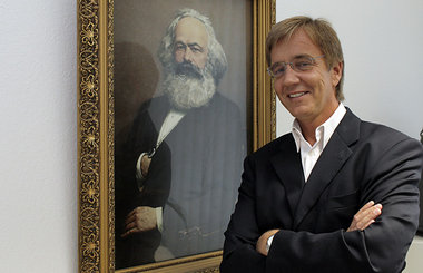 Ein Gespenst geht um … Dietmar Bartsch vor dem Mitverfass... Ein Gespenst geht um … Dietmar Bartsch vor dem Mitverfass...