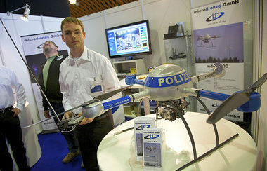 Die Firma Microdrones pr&auml;sentiert ihre &Uuml;berwachungsdro...