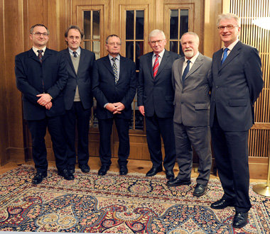 Bodo Hechelhammer (l.) und seine Forschungs- und Arbeitsgruppe »... Bodo Hechelhammer (l.) und seine Forschungs- und Arbeitsgruppe »...
