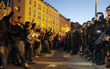 Protest vor dem portugiesischen Parlament gegen "Sparmaßnahmen" ... Protest vor dem portugiesischen Parlament gegen "Sparmaßnahmen" ...