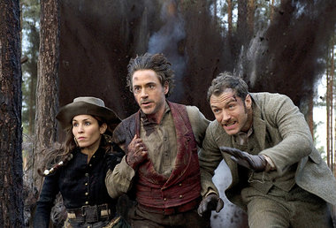 Aufgabe von Robert Downey Jr. als Sherlock Holmes (Mitte) ist es...