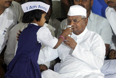 Fastenbrechen mit Saft: Anna Hazare will seinen Kampf trotzdem f... Fastenbrechen mit Saft: Anna Hazare will seinen Kampf trotzdem f...
