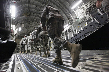 17. Dezember: US-Soldaten besteigen auf einem Militärf... 17. Dezember: US-Soldaten besteigen auf einem Militärf...