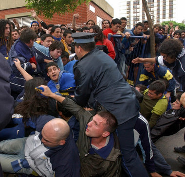 Hools gibt es überall: Im November 2004 prügelten sich in Buenos...