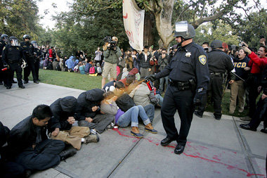 &raquo;Occupy&laquo;-Aktivisten unter Beschu&szlig;: Polizist Jo...