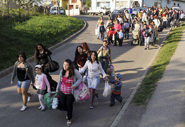 Ostern 2011 in Gy&ouml;ngy&ouml;spata: Roma verlassen nach Drohu...