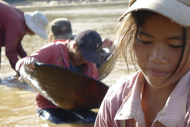 »Indochinas Träume«? Junge Goldwäscherin im Mekong, Laos