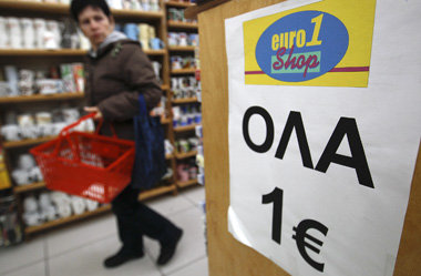 Ein-Euro-Laden in Athen: Hilfe f&uuml;r die Betroffenen des Kris...