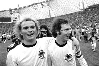 Bayern ist Weltmeister: Hoene&szlig; und Beckenbauer am 7.7.1974...
