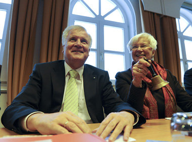 Keep smiling: CSU-Chef Horst Seehofer und Landesgruppenchefin Ge...