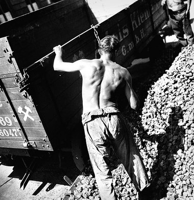 Stück ein Rück: Berliner Koksarbeiter, 1931, fotografiert von Ev...