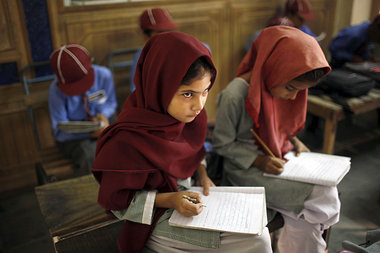 Noch eine Minderheit: Schülerinnen in Qutbal, Pakistan, Oktober ...