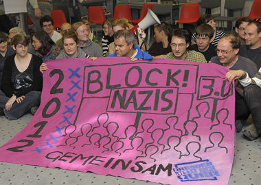 Sitzen bleiben: Blockadetraining in Dresden (12. November 2011)
