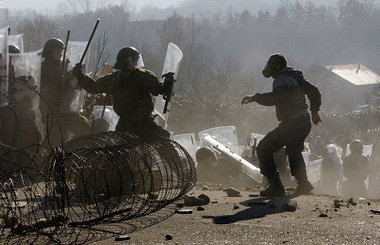 Wer im Kosovo recht hat, definiert die NATO – protestierende Ser...