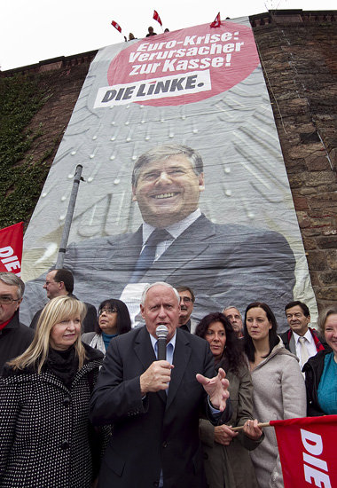 Die Macht der Finanzkonzerne brechen – Aktion der Linksfra... Die Macht der Finanzkonzerne brechen – Aktion der Linksfra...