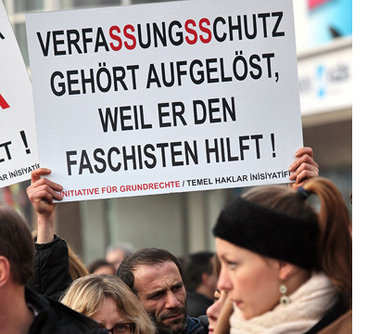 Schweigemarsch für Naziopfer: Mehrere hundert Menschen demo... Schweigemarsch für Naziopfer: Mehrere hundert Menschen demo...