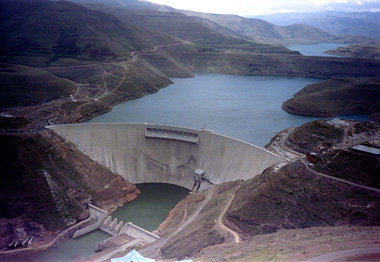 S&uuml;dafrikas gr&ouml;&szlig;te Talsperre in Lesotho (die Maue...