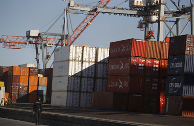 Auch im Lissaboner Containerhafen drehen sich derzeit die Kr&aum...
