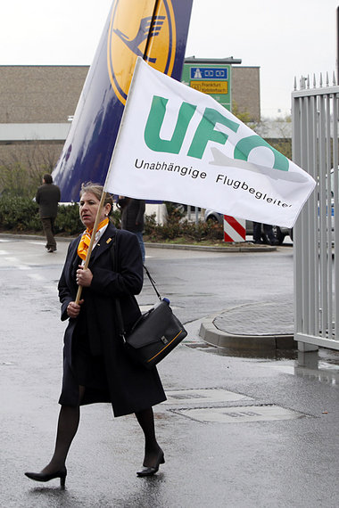 UFO-Mitglied demonstriert am Flughafen Frankfurt am Main, Mai 20...