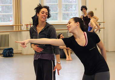 Die junge Choreographin Stacey Denham (l.) mit der T&auml;nzerin...