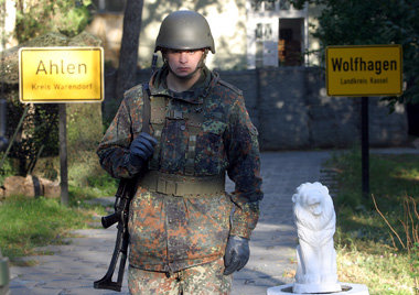 Ein deutscher KFOR-Soldat 2003 im Feldlager »Airfield« bei Prizr...