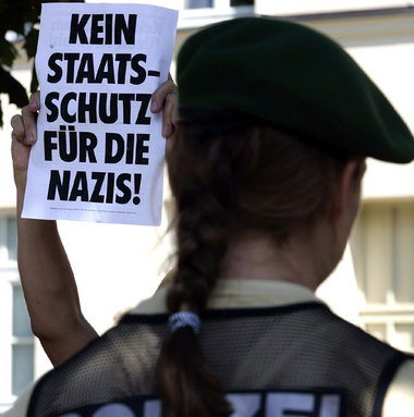 Wenn es um Rechte geht, ist die deutsche Polizei gerne zu Dienst...