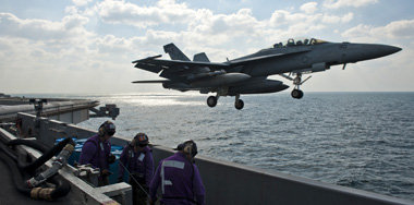 Ein US-Kampfjet startet von dem vor der iranischen K&uuml;ste kr...
