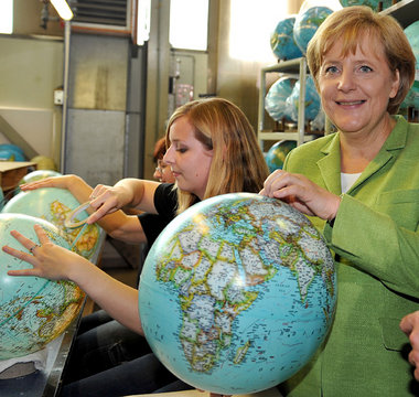 Nur die Welt ist genug: Angela Merkel 2009 beim Columbus Verlag 