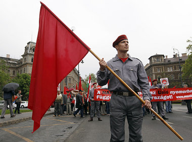 Budapest, 1. Mai 2011: Mit der roten Fahne zur Demonstration