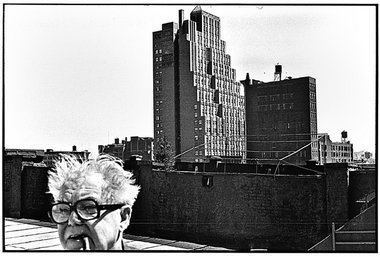 Der Kopf mit Brille vor Architektur: typisch Max Frisch Der Kopf mit Brille vor Architektur: typisch Max Frisch