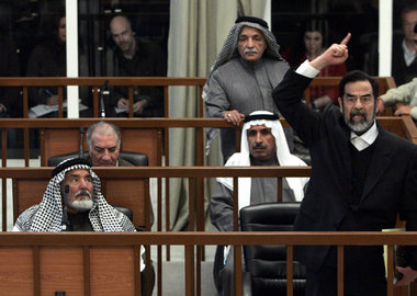 Saddam im Gerichtssaal