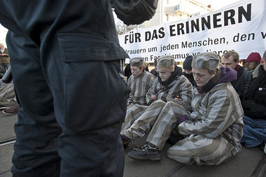 Erinnerung an KZ-Häftlinge: Teilnehmer einer der Magdeburge... Erinnerung an KZ-Häftlinge: Teilnehmer einer der Magdeburge...